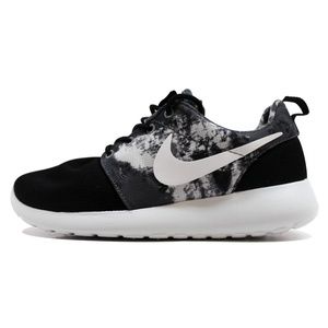 Nike Roshe Running Shoe (Size 6.5 | Black & Grey)